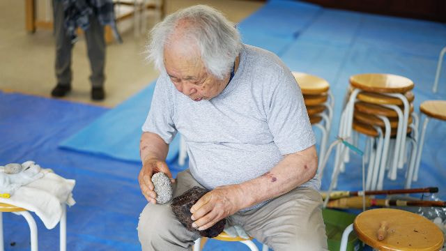 達人本吉が黒曜石を割る